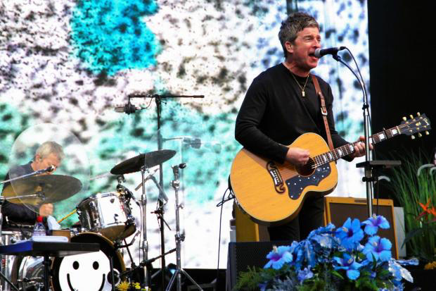 Review Noel Gallagher And Johnny Marr Rock Warwick Castle